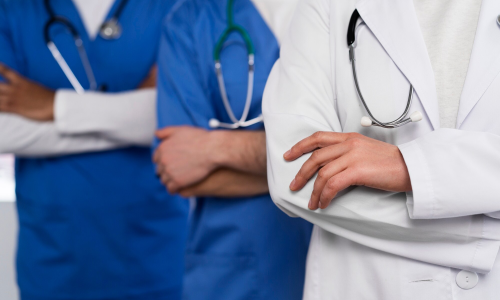 infermiere-e-team-medico-pronto-per-la-giornata-di-lavoro_23-2149309961