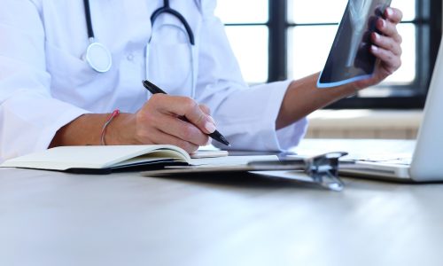 medico-che-indossa-una-veste-bianca-e-uno-stetoscopio_144627-43941