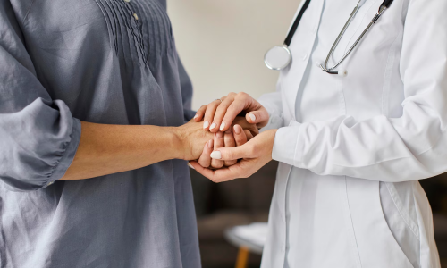 medico-femminile-del-centro-di-recupero-covid-che-tiene-le-mani-del-paziente-piu-anziano_23-21488478